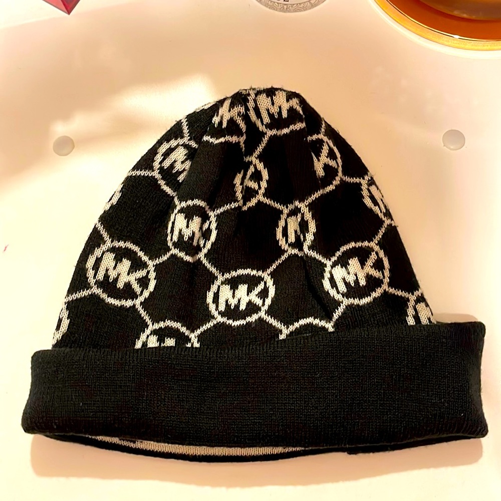 Black and white beanie perfect fit and it’s very comfortable